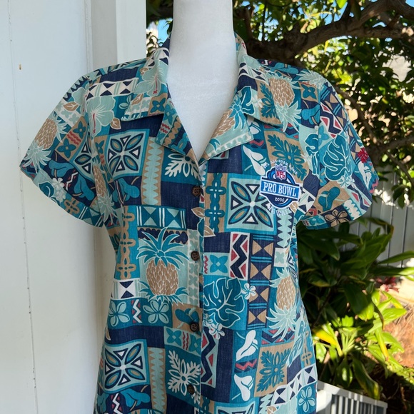 Vintage NFL Pro Bowl Official Woman’s VIP Sponsor Aloha Shirt - Picture 7 of 11